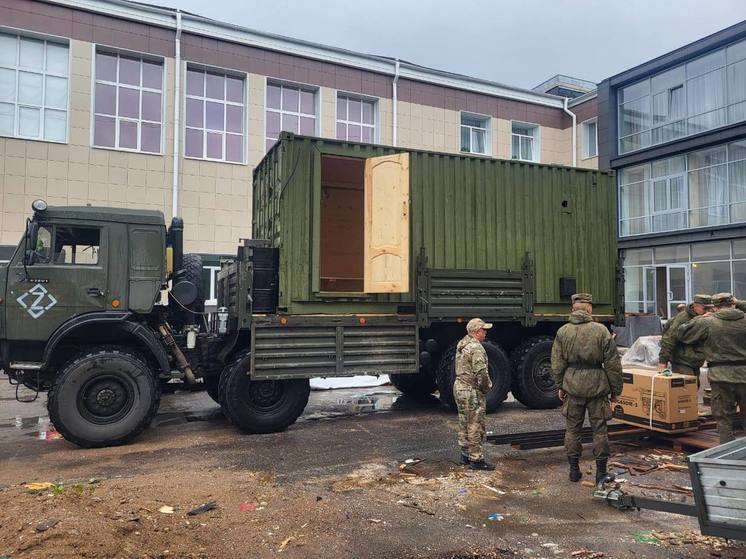Из Лужского района отправили на фронт в подарок бойцам мобильную баню