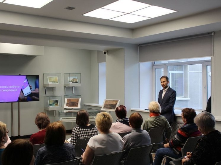 Первый клик: эксперты «Ростелекома» в Сургуте научили жителей старшего возраста пользоваться смартфонами