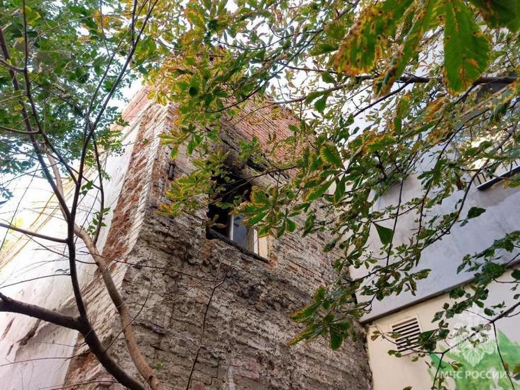 В Саратове горело здание, где располагается хозрасчетная поликлиника