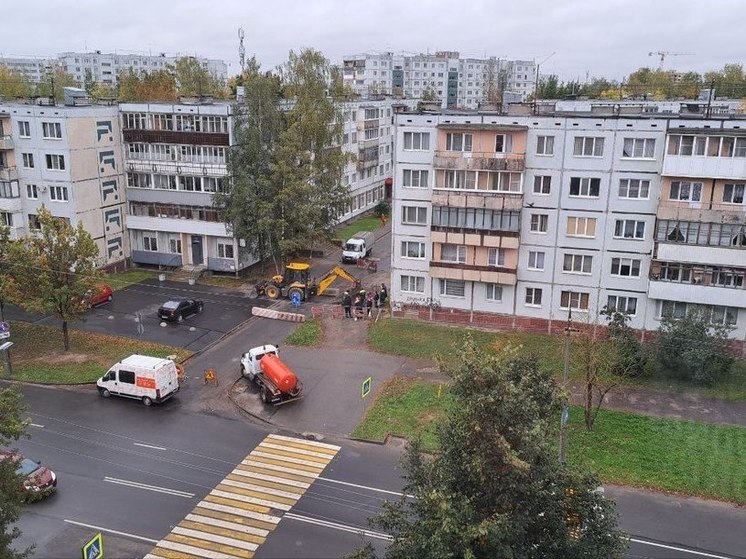 В Пскове перекрыли проезд на улице Звездной