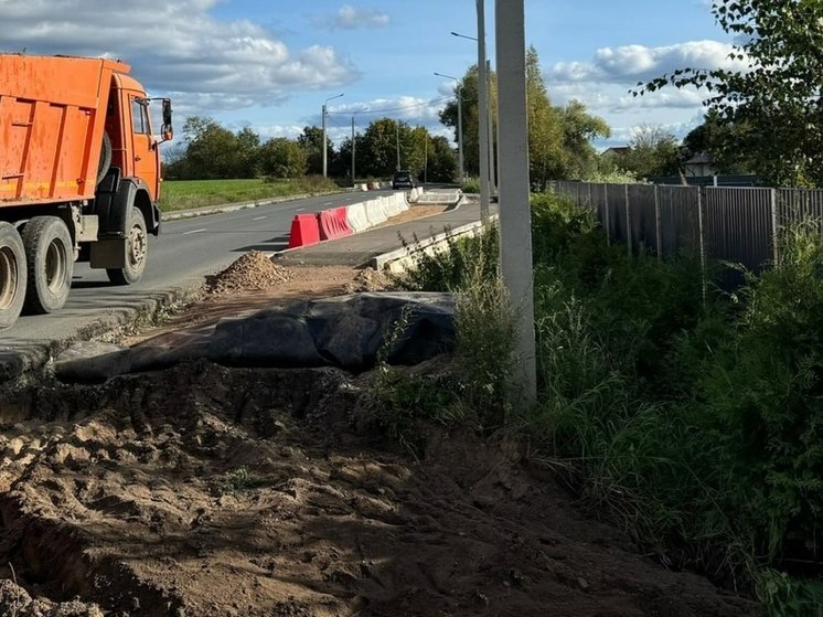 Дорожные работы в псковской деревне Хотицы завершат в этом году