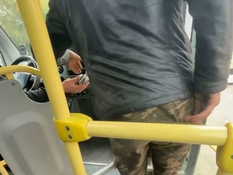 Водитель маршрутки продавал в салоне вещество, похожее на насвай