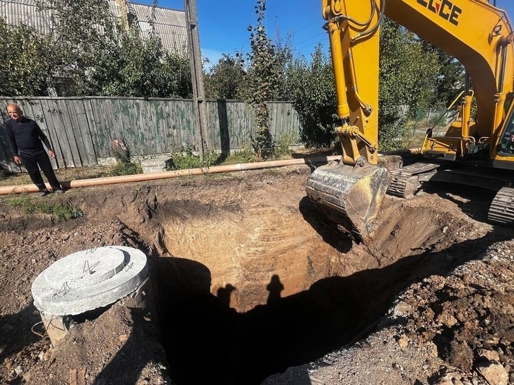 В Макеевке на улице Шкирятова меняют аварийный канализационный коллектор