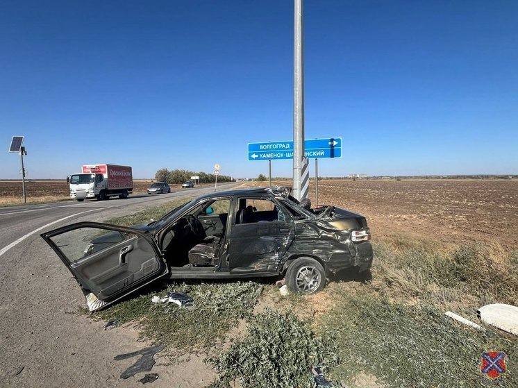 В Волгоградской области фура смяла автомобиль ВАЗ на трассе в Луганск