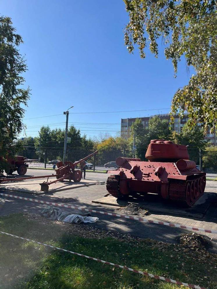 В челябинском Саду Победы  красят военную технику