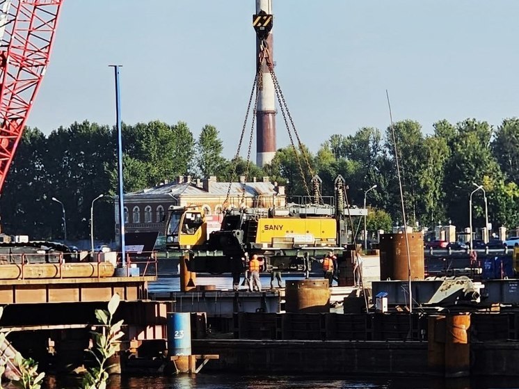 На Большом Смоленском мосту началось возведение арочного строения