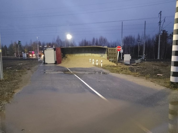 В Бурятии грузовой автомобиль столкнулся с поездом