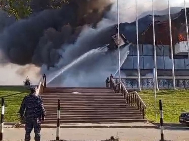 В Хабаровске во время ремонта крыши сгорел музыкальный театр