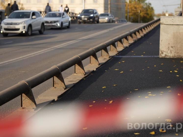 Пешеходную зону ремонтируют на Октябрьском мосту в Вологде