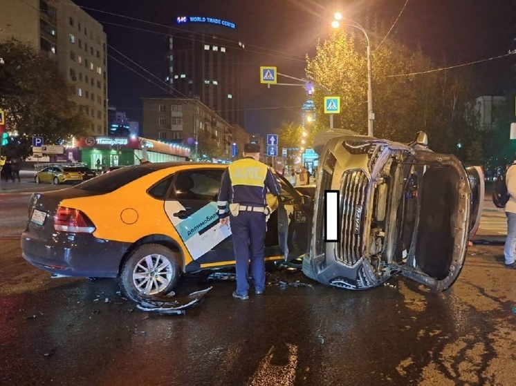 Автомобиль перевернулся на бок в результате ДТП в Екатеринбурге