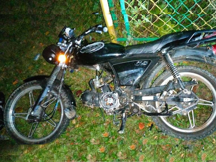 В Боровичском районе 40-летний мужчина на мопеде врезался в опору ЛЭП