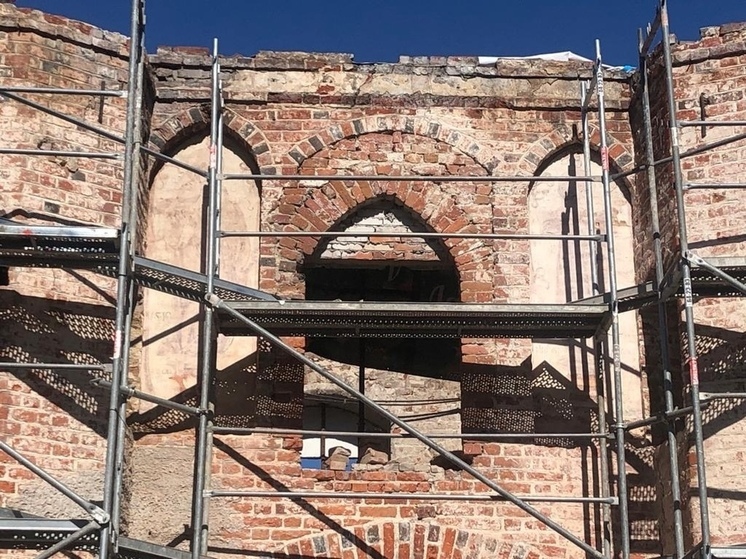 В Калининграде в замке Нойхаузен завершают остекление башни