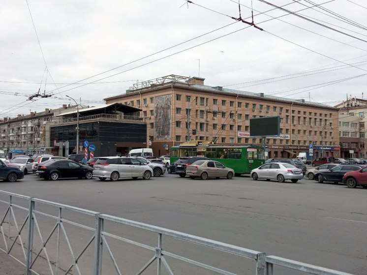 Машины встали в пробку на Писарева в Новосибирске