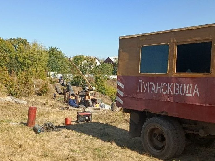 Омичи меняют сложный участок канализационной сети в Стаханове