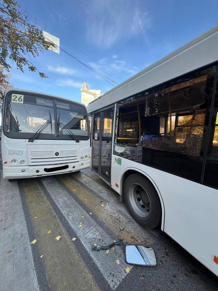 В центре Воронежа столкнулись 2 маршрутных автобуса, пострадали пассажиры