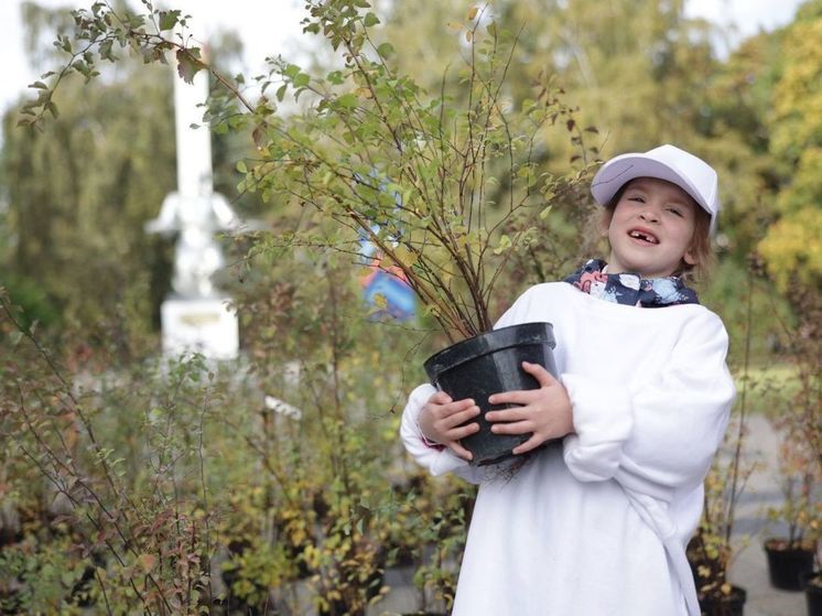 Сотрудники МНПЗ высадили в Капотне сотни деревьев в преддверии 80-летия Победы