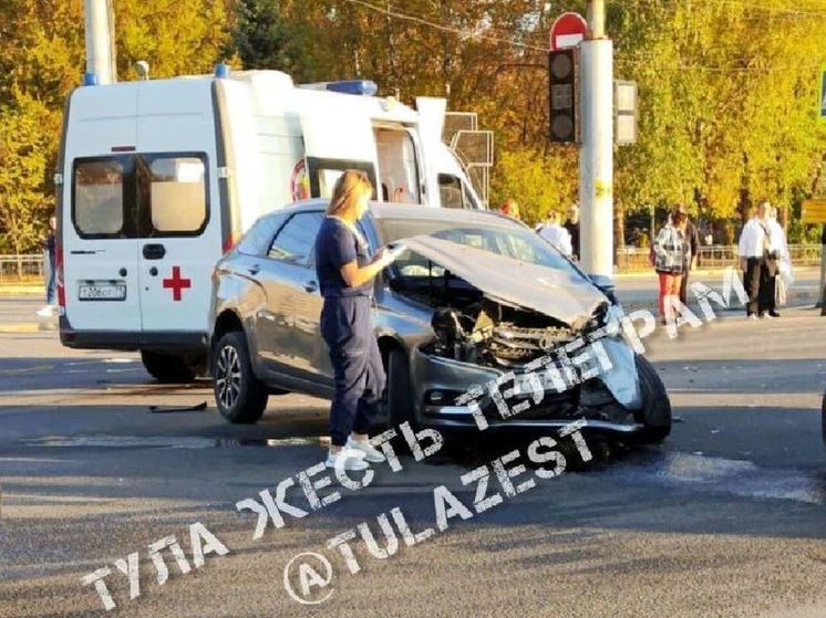 На проспекте Ленина в Туле столкнулись скорая помощь и автомобиль