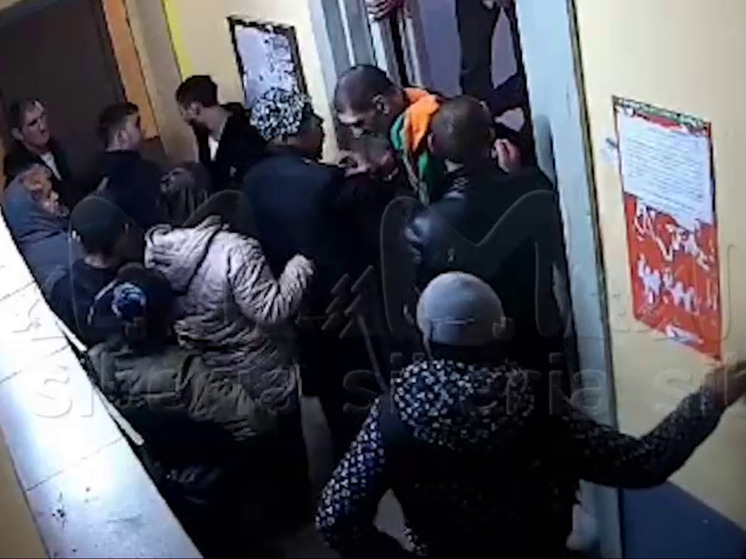 Табор цыган застрял в лифте многоэтажки Новосибирска