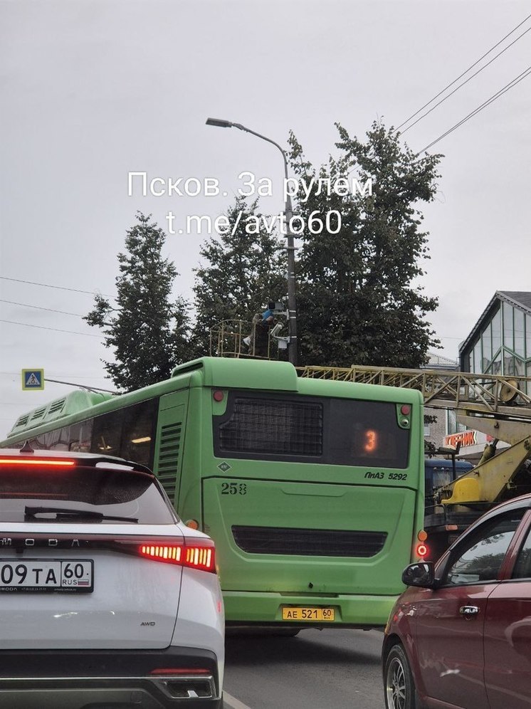 В Пскове повесили еще одну камеру, которая будет следить за водителями