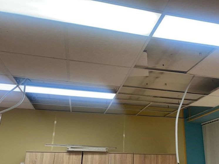 В гимназии Королева во время урока обвалился потолок