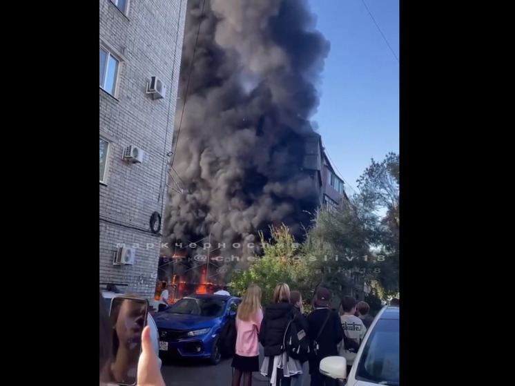 Полыхает многоквартирный дом в Уссурийске: на месте работают семь пожарных машин