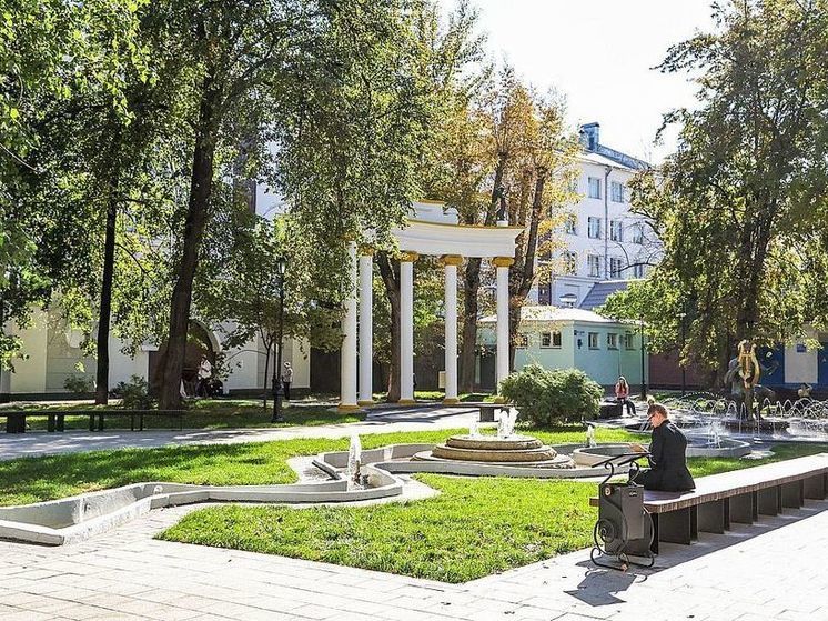 В саду «Аквариум» в центре Москвы обновили тротуары и отремонтировали фонтаны