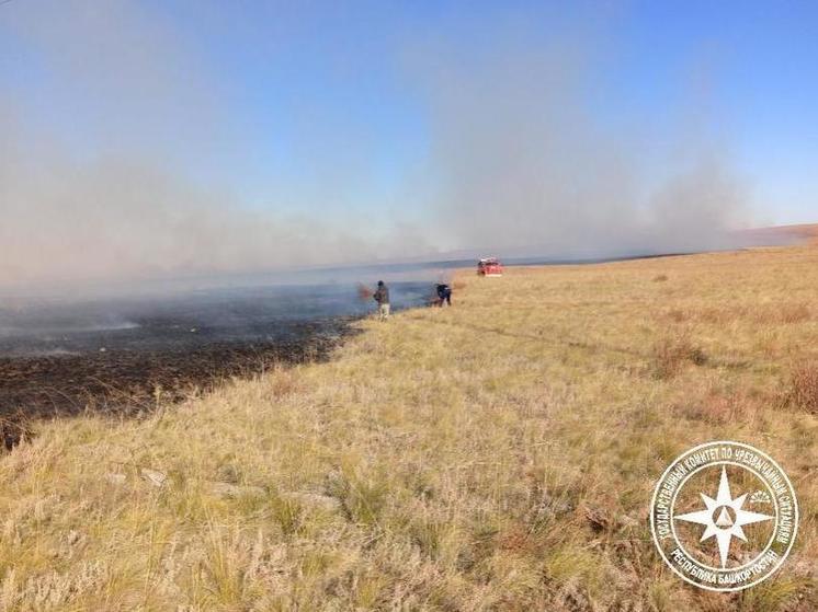 В Башкирии загорелось поле с сухой травой