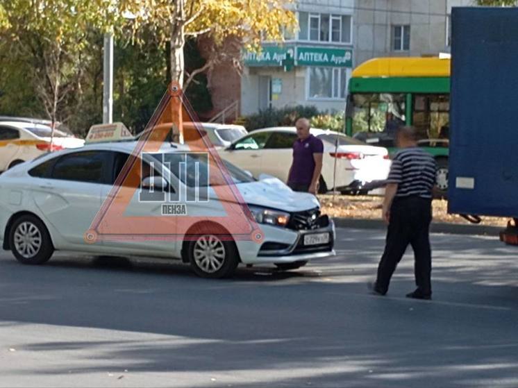 В Пензе произошло ДТП с участием учебной машины и манипулятора