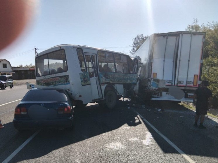 В Туапсинском районе автобус врезался в прицеп грузовика