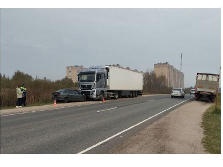 В Смоленске на киевском шоссе Лада влетела под стоящую фуру