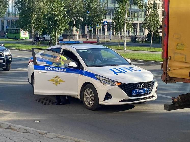 Двух мотоциклистов объявили в розыск после ДТП с пешеходом на «зебре» в Барнауле