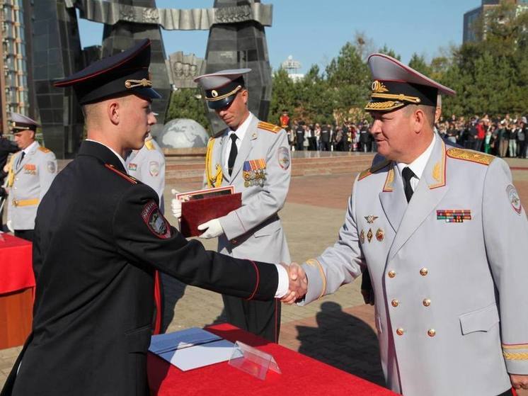 Начальник УМВД России по Хабаровскому краю принял участие в церемонии принятия присяги курсантами Дальневосточного юридического института МВД