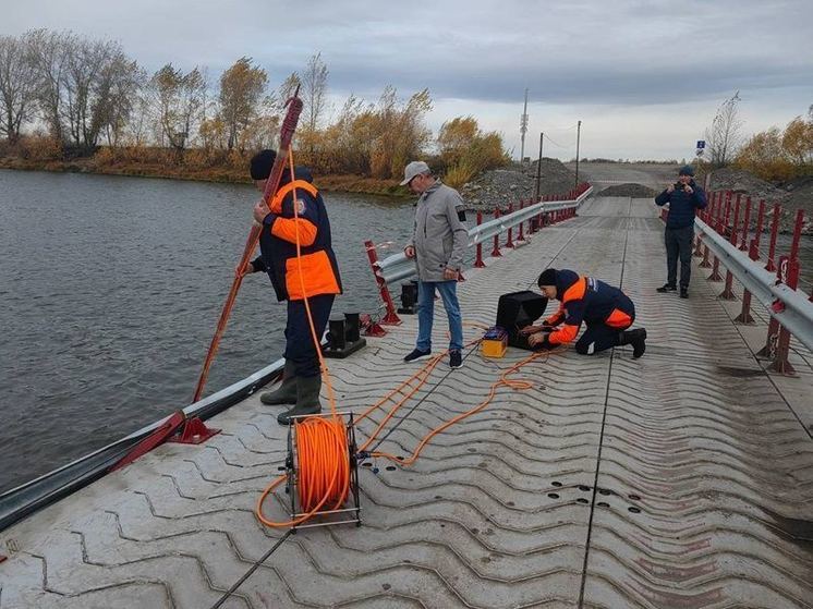 В Ачинске грузовик с водителем упал с моста в реку Чулым