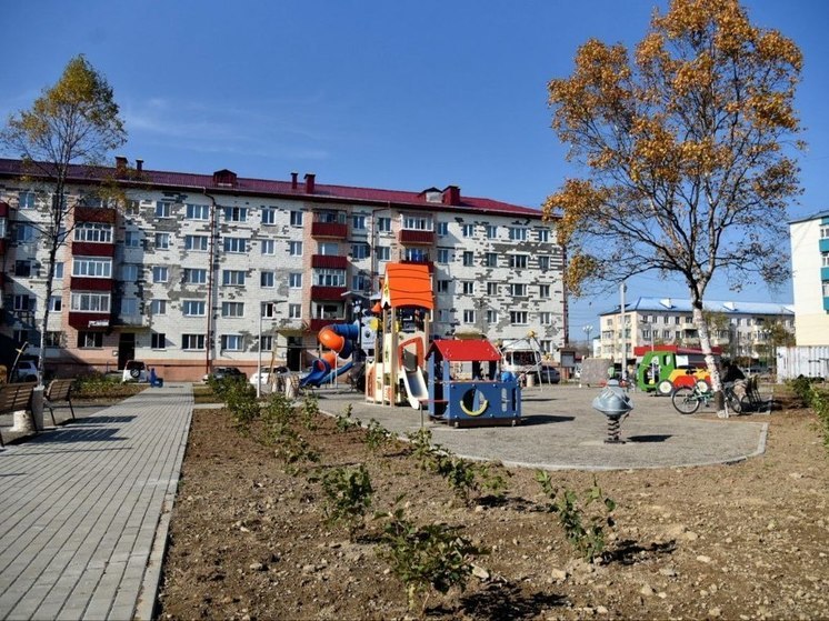 В Поронайске готовятся к открытию новой детской площадки