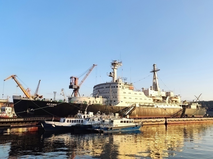 Ледокол «Ленин» вернулся к причалу мурманского морвокзала