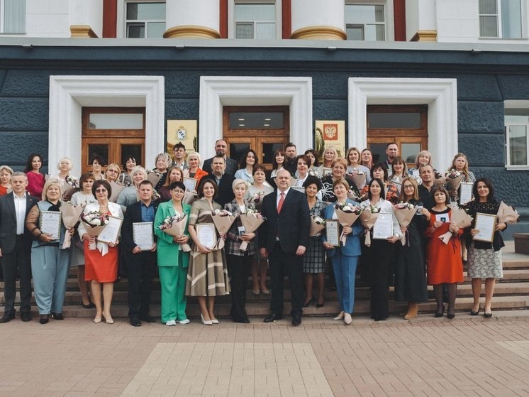 В Курской области губернатор поздравил учителей с профессиональным праздником