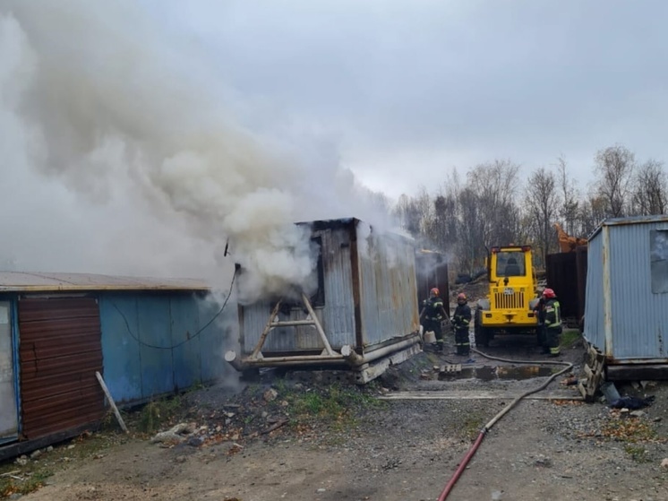 В Оленегорске шесть пожарных тушили горящий вагон-бытовку