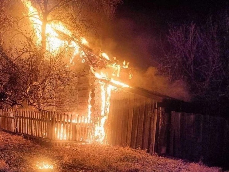 В Бурятии у Байкала сгорел жилой дом, баня и забор