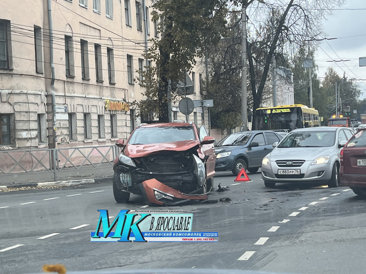 Утреннее ДТП вызвало пробку у Октябрьской площади в Ярославле