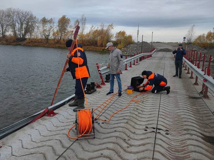 Тело водителя утонувшего грузовика подняли в Красноярском крае