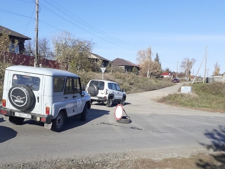 В Шелаболихе экстренные службы дежурят на участке около разрушенной дамбы