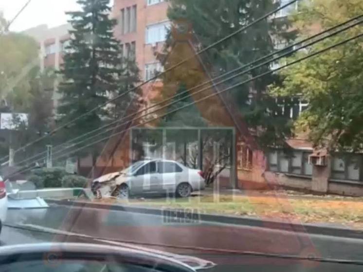Водитель «Датсуна» сбил столб с электропроводами в Пензе
