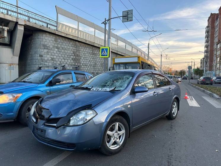 Три подростка пострадали в ДТП с «Ниссаном» на улице Калинина в Красноярске