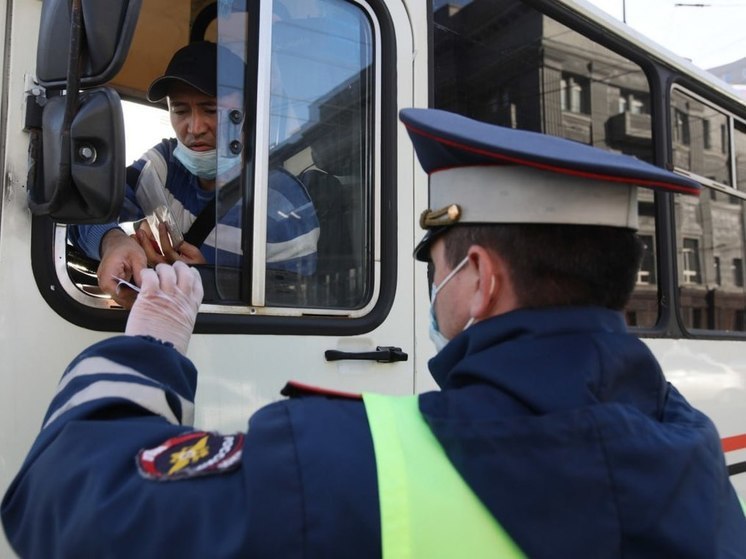 В Копейске полиция проверила автобус с мигрантами