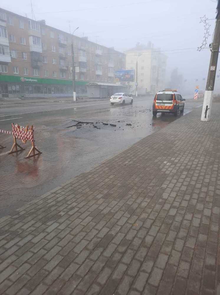 Перед площадью Капошвара в Твери вскрылся асфальт