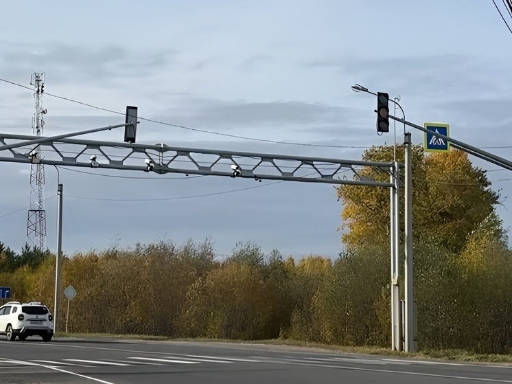 В Архангельске на развилке у Исакогорки установили новый светофор