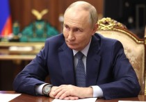 РИА Новости со ссылкой на представителей ассоциации «Перспектива» сообщает о появлении на одной из улиц итальянского Турина баннера с поздравлением президента России Владимира Путина в честь его дня рождения