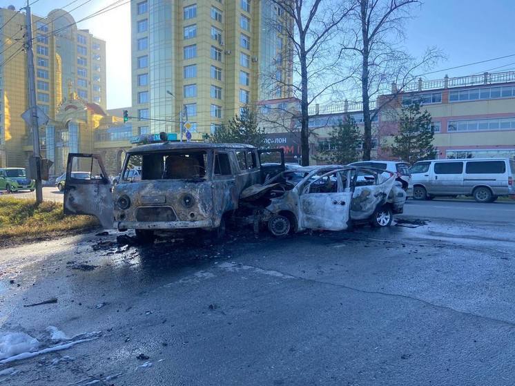 Утром в Хабаровске после столкновения сгорели две машины