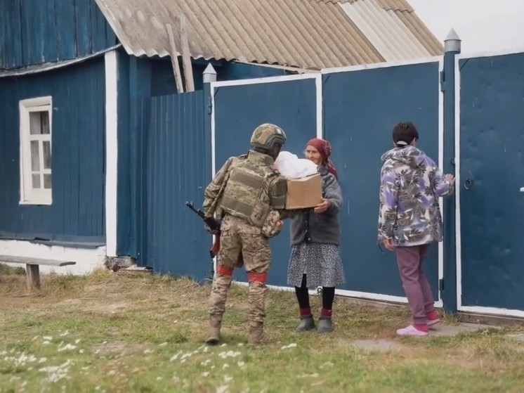 В Курской области российские бойцы вывели из зоны обстрела группу мирных жителей