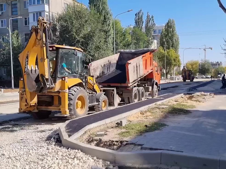 В Волгограде приступили к расширению дороги на улице Иркутской